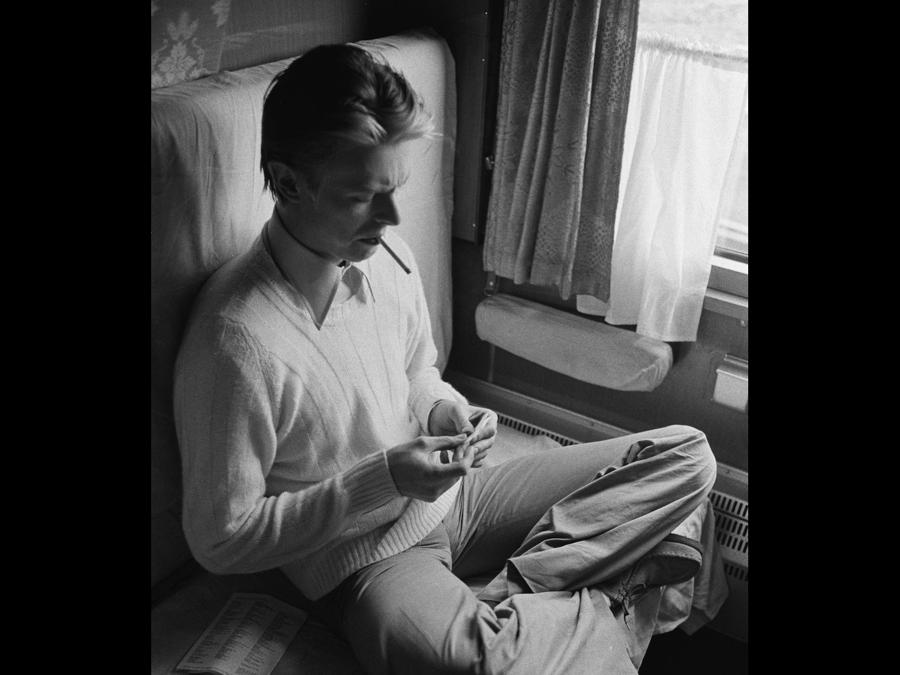 David Bowie in trento mentre attraversa l’Europa orientale diretto a Mosca, 1976  (Fonte: Andrew Kent)