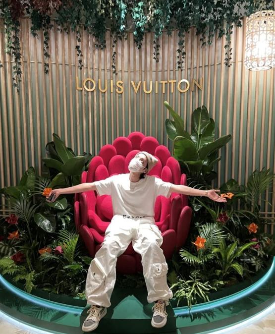 J Hope dei BTS al temporary restaurant di Louis Vuitton