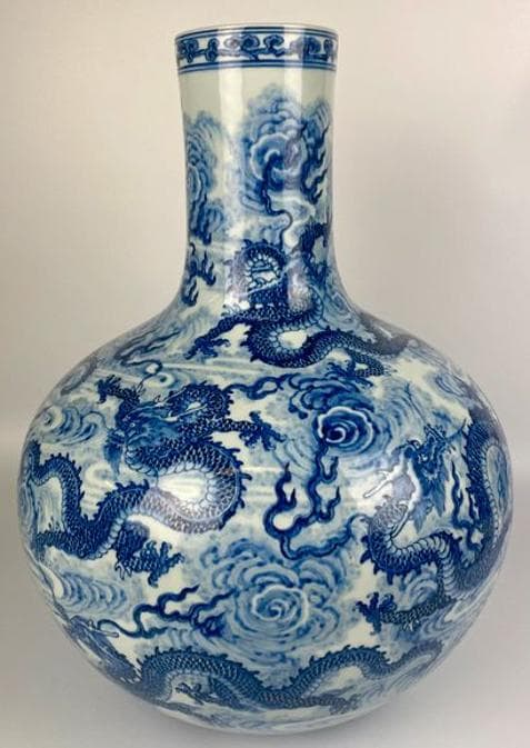 Grand vase TIANQIUPING en porcelaine et émaux polychromes à décor bleu blanc à panse globulaire et long col cylindrique, à décor de de neuf dragons féroces et de nuages (marque sous la base) Chine Résultat : plus de 9.000.000 € @Osenat 