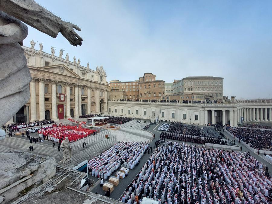 Funerali di Papa Benedetto XVI in Piazza San Pietro. (Imagoeconomica)