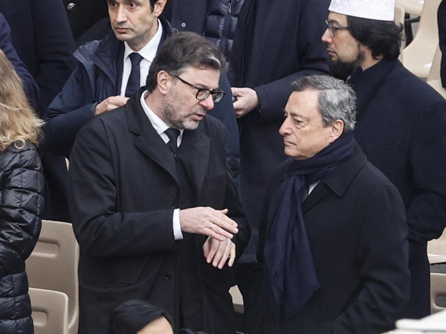 Il ministro dell’Economia Giancarlo Giorgetti e l’ex primo ministro italiano Mario Draghi. (Ansa/Fabio Frustaci)