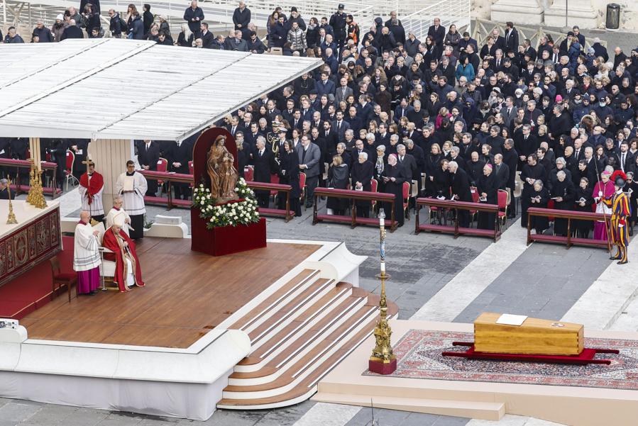Papa Francesco durante la cerimonia funebre. (Ansa/Fabio Frustaci)