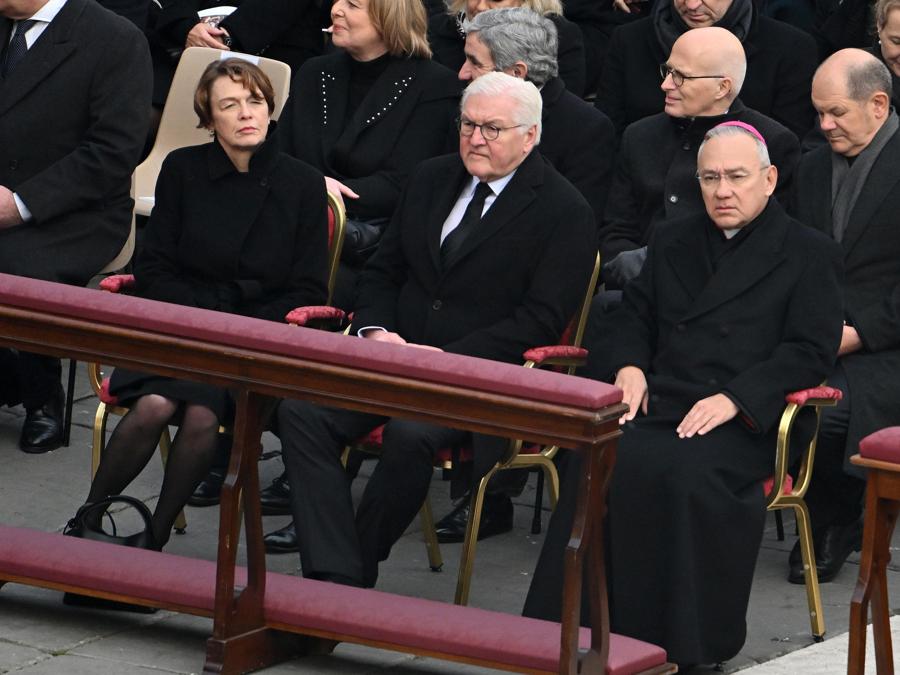 Il presidente tedesco Frank-Walter Steinmeier e sua moglie Elke Buedenbender. (Ansa/Ettore Ferrari)