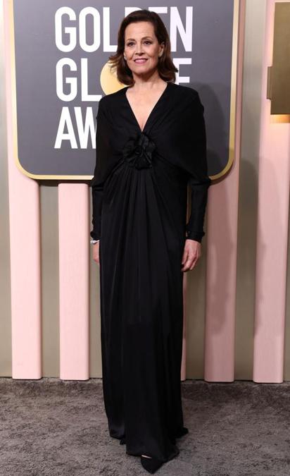 Sigourney Weaver indossa un abito Saint Laurent