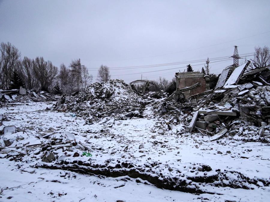 I detriti di una scuola professionale che è stata utilizzata come centro di schieramento temporaneo per i soldati russi dopo essere stata colpita da un attacco ucraino alla vigilia di Capodanno nella città controllata dai russi di Makiivka nella regione orientale di Donetsk. (Photo by STRINGER / AFP)