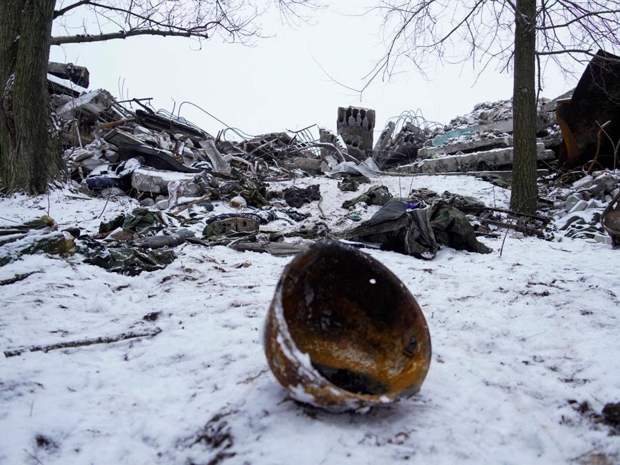I detriti di una scuola professionale che è stata utilizzata come centro di schieramento temporaneo per i soldati russi dopo essere stata colpita da un attacco ucraino alla vigilia di Capodanno nella città controllata dai russi di Makiivka nella regione orientale di Donetsk. (Photo by STRINGER / AFP)