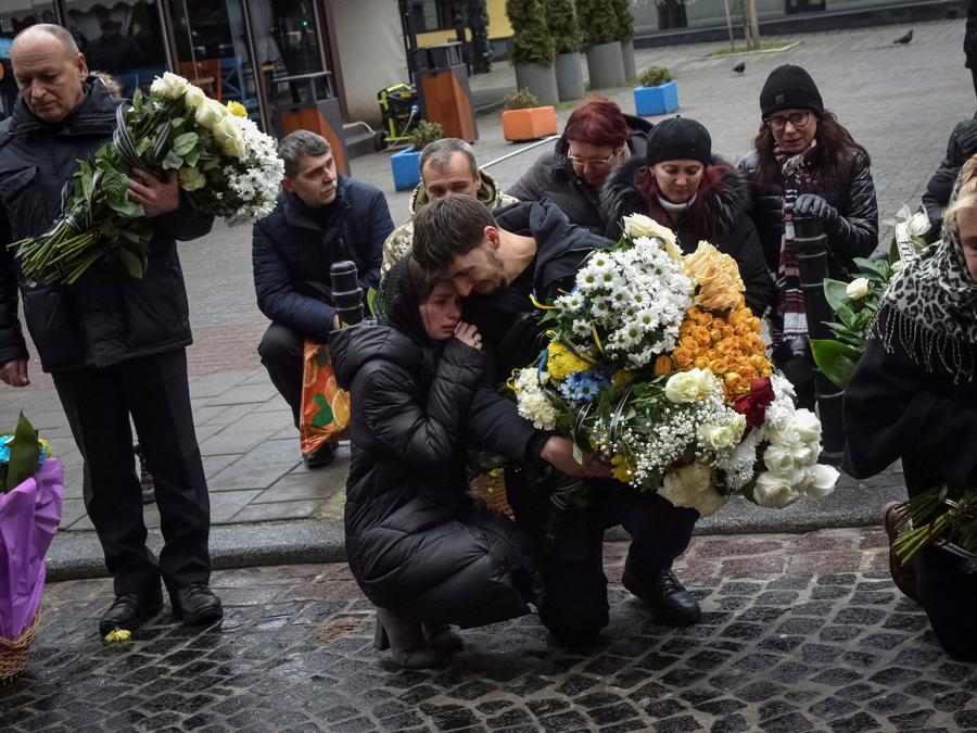 Cerimonia funebre per i militari ucraini, che sono stati recentemente uccisi in combattimenti contro le truppe russe, durante l’attacco della Russia all’Ucraina, a Leopoli, Ucraina. REUTERS/Pavlo Palamarchuk TPX IMAGES OF THE DAY