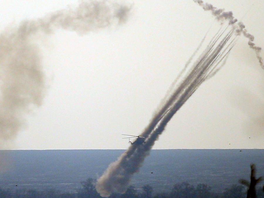Un elicottero ucraino  mentre vola nelle vicinanze di Bakhmut, nella regione di Donetsk. (Photo by Anatolii Stepanov / AFP)