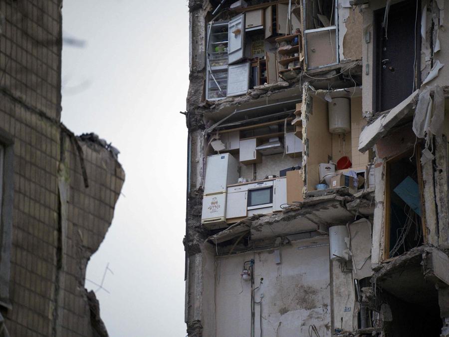 I resti di appartamenti in un edificio residenziale nella città ucraina orientale di Dnipro(Photo by Vitalii Matokha / AFP)