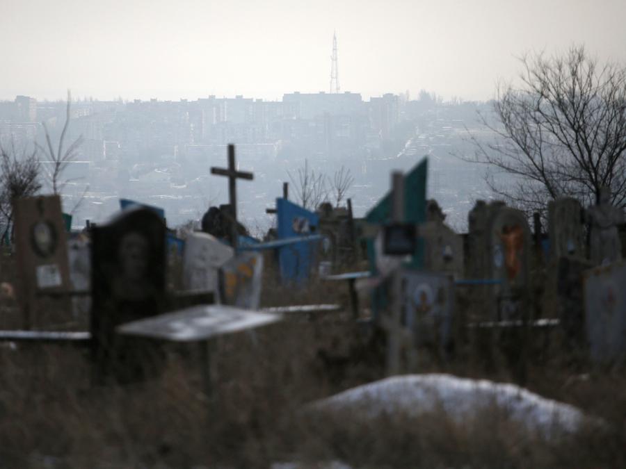 Una veduta di un cimitero nella città ucraina di Bakhmut, nella regione di Donetsk. (Photo by Anatolii Stepanov / AFP)