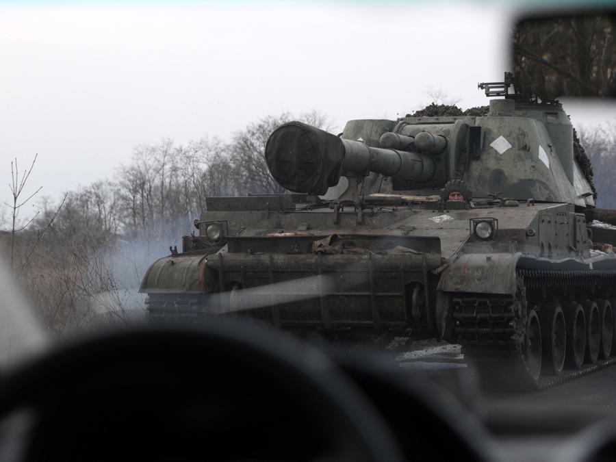 Un cannone semovente ucraino 2S3 Akatsiya avanza su una strada non lontano da Bakhmut, nella regione di Donetsk. (Photo by Anatolii Stepanov / AFP)