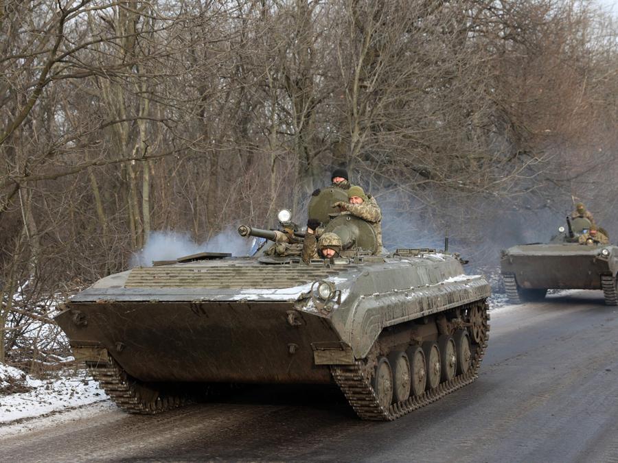 Soldati ucraini viaggiano su un veicolo corazzato (APC) lungo una strada non lontana da Bakhmut, nella regione di Donetsk. (Photo by Anatolii Stepanov / AFP)