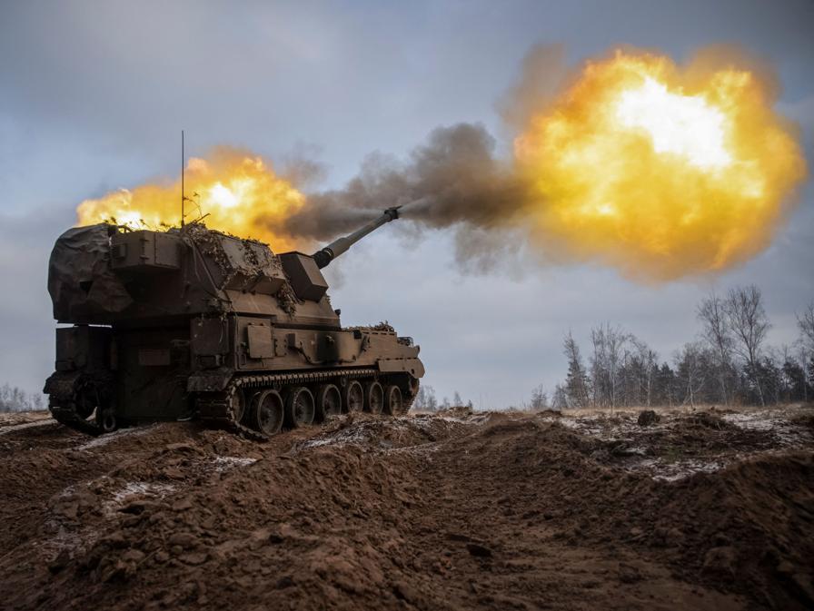 I militari ucraini sparano con un obice semovente polacco Krab verso le posizioni russe, durante l’attacco russo all’Ucraina, in prima linea nella regione di Donetsk. REUTERS/Oleksandr Ratushniak