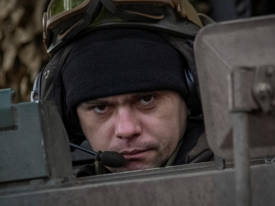 Un militare ucraino prepara un obice semovente polacco Krab per sparare verso le posizioni russe, durante l’attacco russo all’Ucraina, in prima linea nella regione di Donetsk. REUTERS/Oleksandr Ratushniak