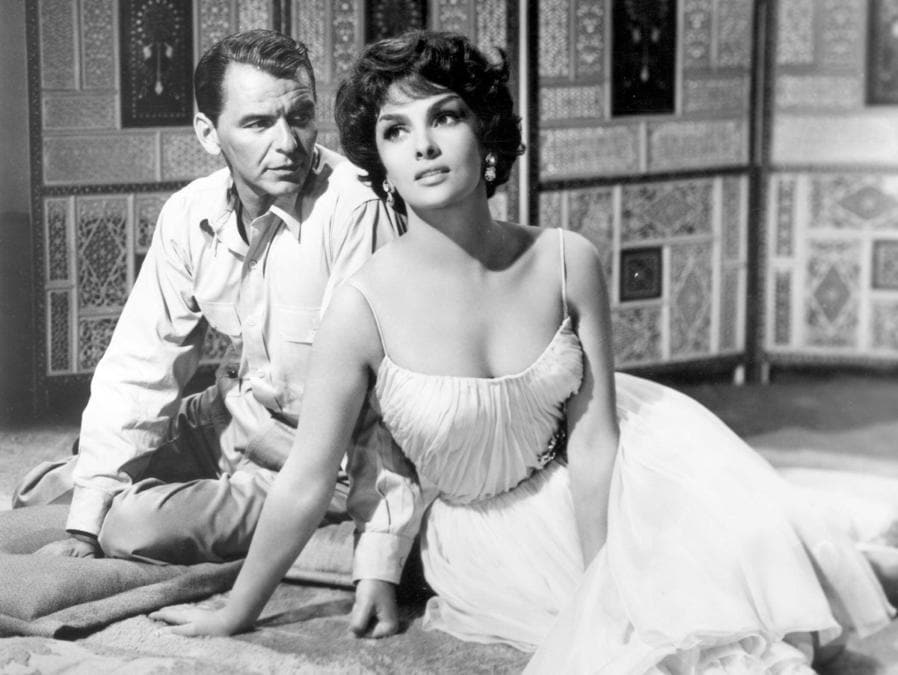 Foto d’archivio del 1959:  l’attore Frank Sinatra  con l’attrice Gina Lollobrigida  in una scena del film “Mai così pochi”. Ansa