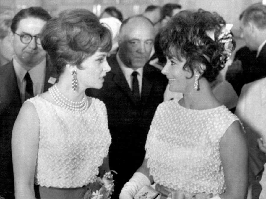 Mosca, 15 luglio 1961: Gina Lollobrigida e Liz Taylor.  ANSA/OLDPIX