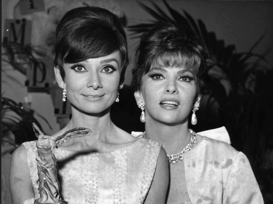 1965: Audrey Hepburn e Gina Lollobrigida. Foto IPP