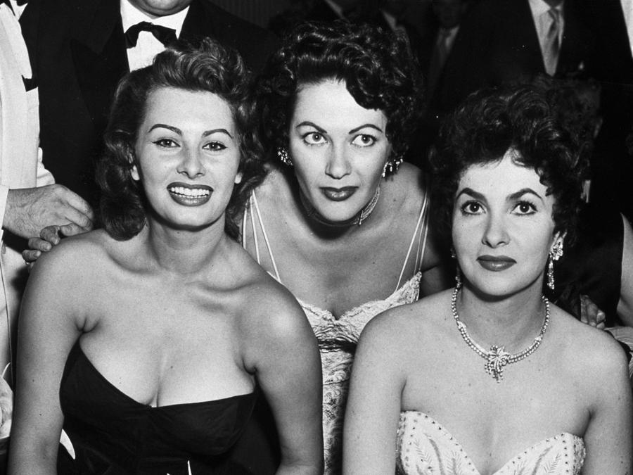 Berlino 01/06/1954 Festival del Cinema nella foto da sinistra Sophia Loren, Yvonne de Carlo, e Gina Lollobrigida. Italy Photo Press