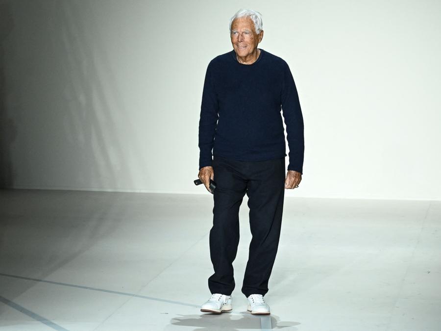 Lo stilista italiano  Giorgio Armani riceve gli applausi dopo la sfilata Autunno-Inverno 2023-2024. (Photo by Miguel Medina / AFP)