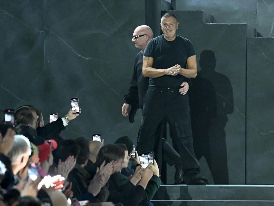 Gli stilisti italiani  Domenico Dolce e Stefano Gabbana  dopo la sfilata Dolce & Gabbana Autunno-Inverno 2023-2024. (Photo by Miguel Medina / AFP)