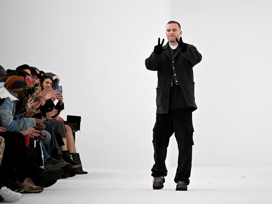 Matthew Williams,  direttore artistico per Givenchy, riceve gli applausi al termine della sfilata.  (Photo by Emmanuel Dunand / AFP)