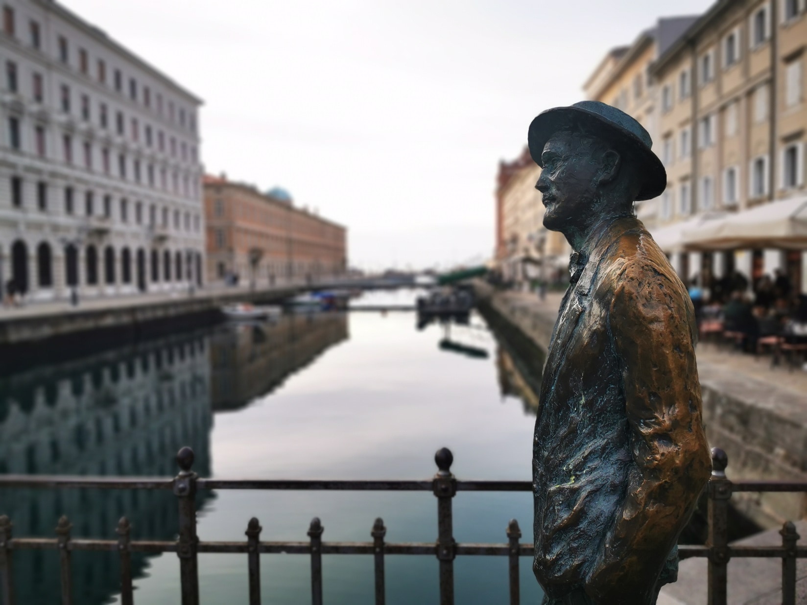 Borgo Teresiano,  Canal Grande e statua di James Joyce