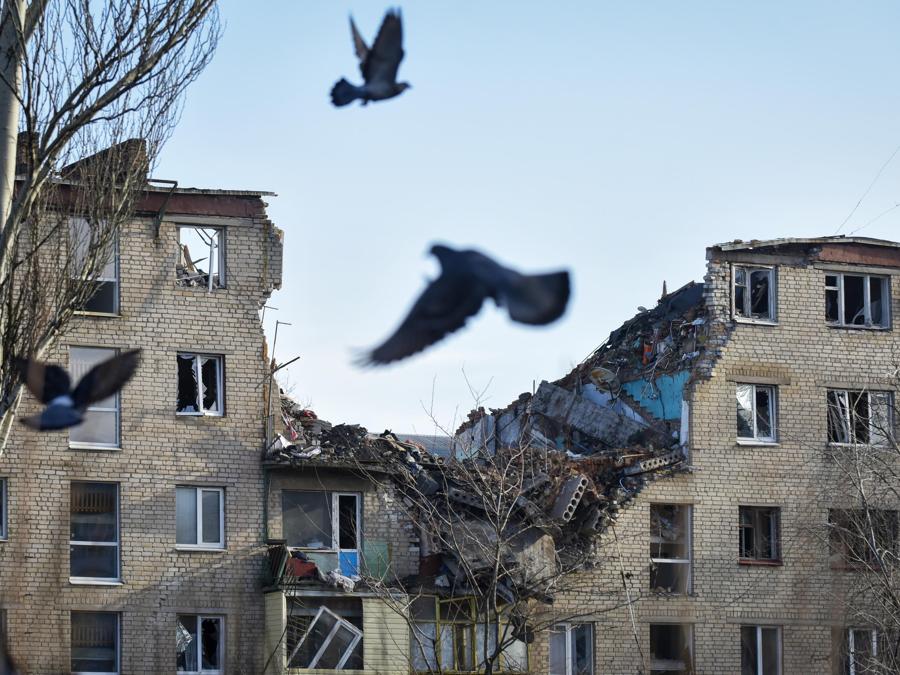 Un condominio distrutto da un attacco aereo russo a Bakhmut, regione di Donetsk. (EPA/Oleg Petrasyuk)