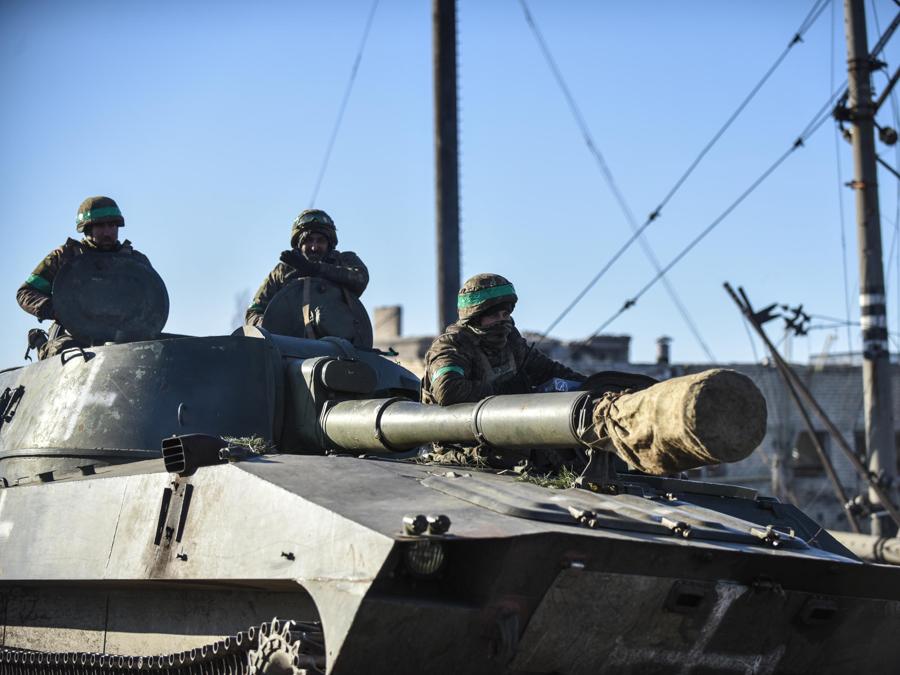 Truppe ucraine nella regione di Donetsk. (EPA/Oleg Petrasyuk)