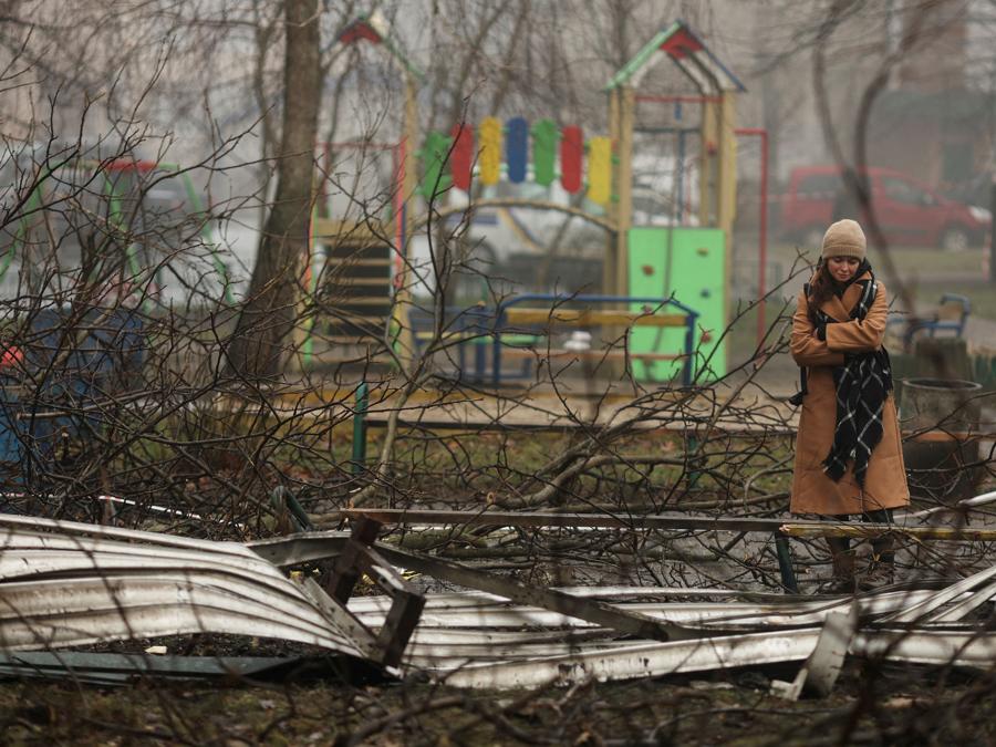 Una donna osserva il luogo di un incidente di elicottero,  nella città di Brovary, fuori Kiev. (REUTERS/Nacho Doce)