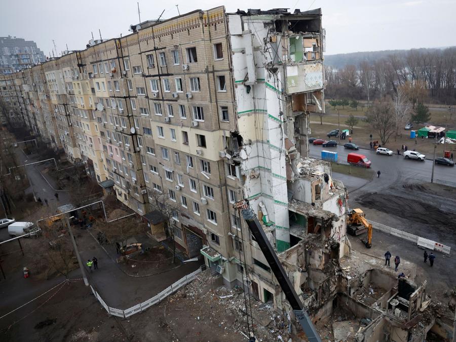 Un condominio  gravemente danneggiato da un attacco missilistico russo,  a Dnipro. (REUTERS/Clodagh Kilcoyne)
