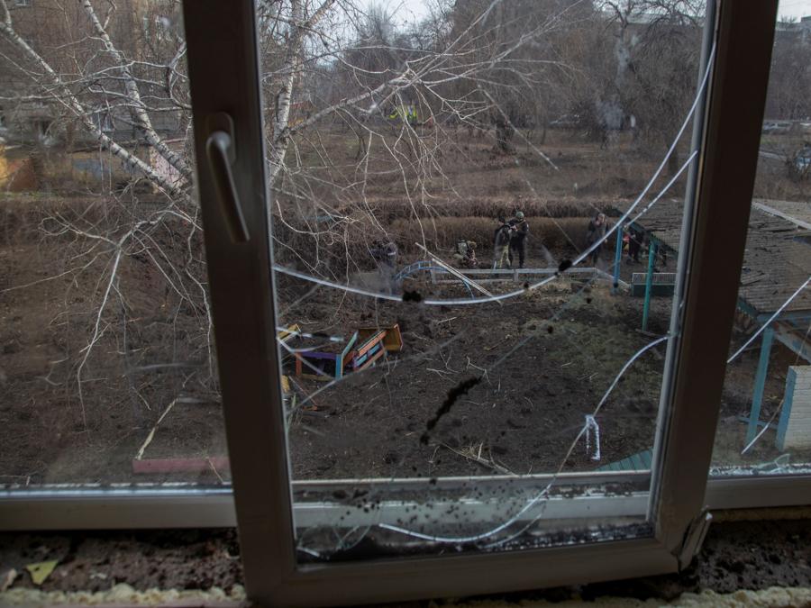 Agenti di polizia ispezionano un cratere lasciato da un attacco missilistico, a Kramatorsk, nella regione di Donetsk. (REUTERS/Oleksandr Ratushniak)