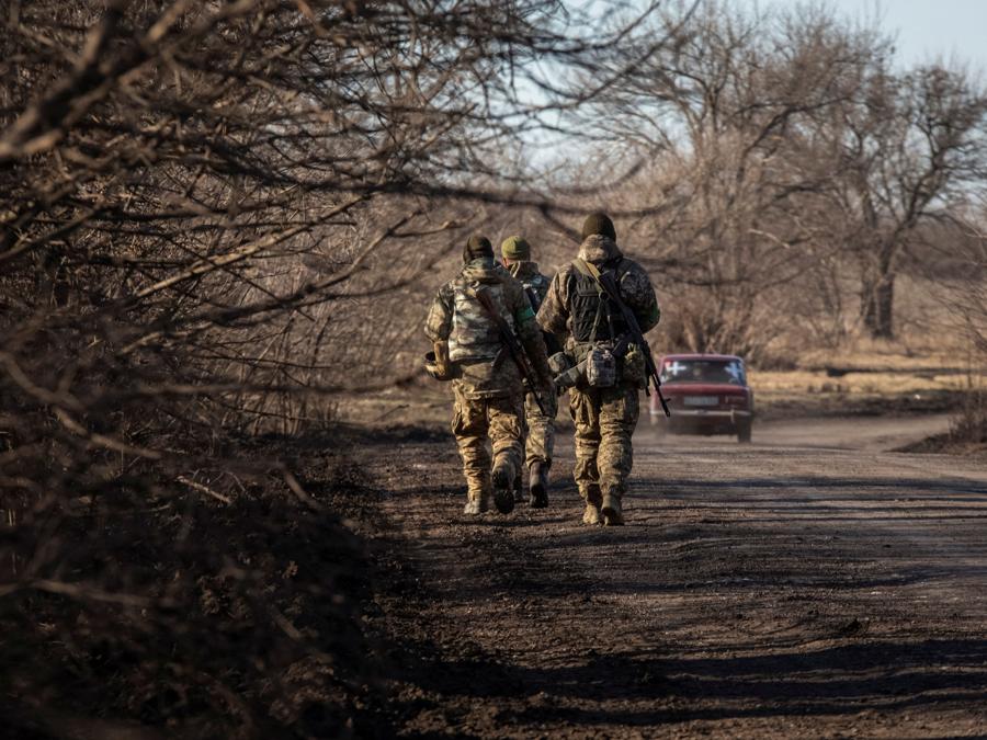 Militari ucraini camminano vicino alla linea del fronte, nei pressi di Soledar nella regione di Donetsk. (REUTERS/Oleksandr Ratushniak)