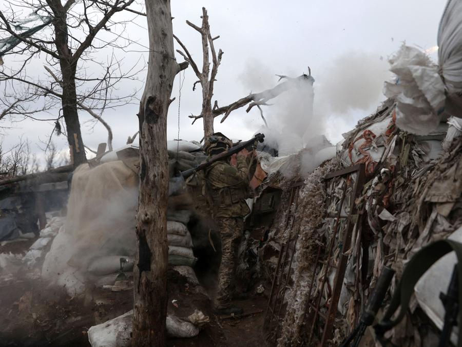 Un militare ucraino spara,  in prima linea, nella regione di Donetsk. (Photo by Anatolii Stepanov / AFP)