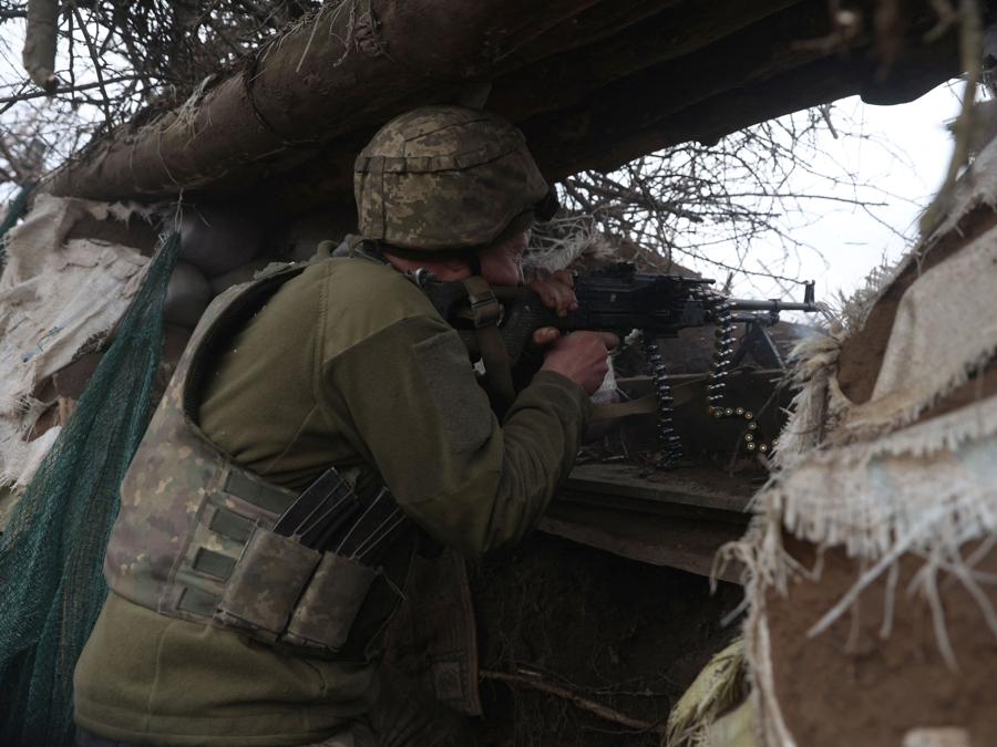 Un militare ucraino carica una mitragliatrice, in prima linea nella regione di Donetsk. (Photo by Anatolii Stepanov / AFP)