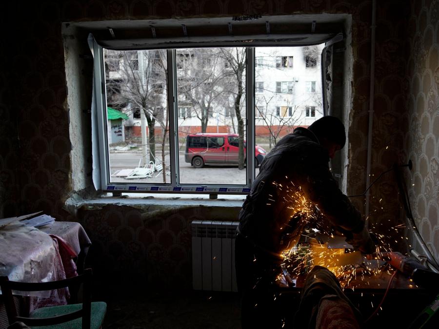 Un uomo sostituisce una finestra rotta con una nuova in un appartamento nella città di Severodonetsk, nella regione orientale di Luhansk, controllata dai russi. (Photo by Stringer / AFP)
