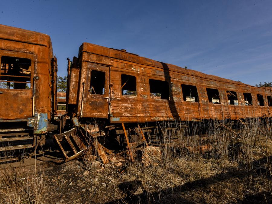 Un vagone ferroviario distrutto dai bombardamenti, nella città  di Lyman, nella regione di Donetsk. (EPA/Oleg Petrasyuk)