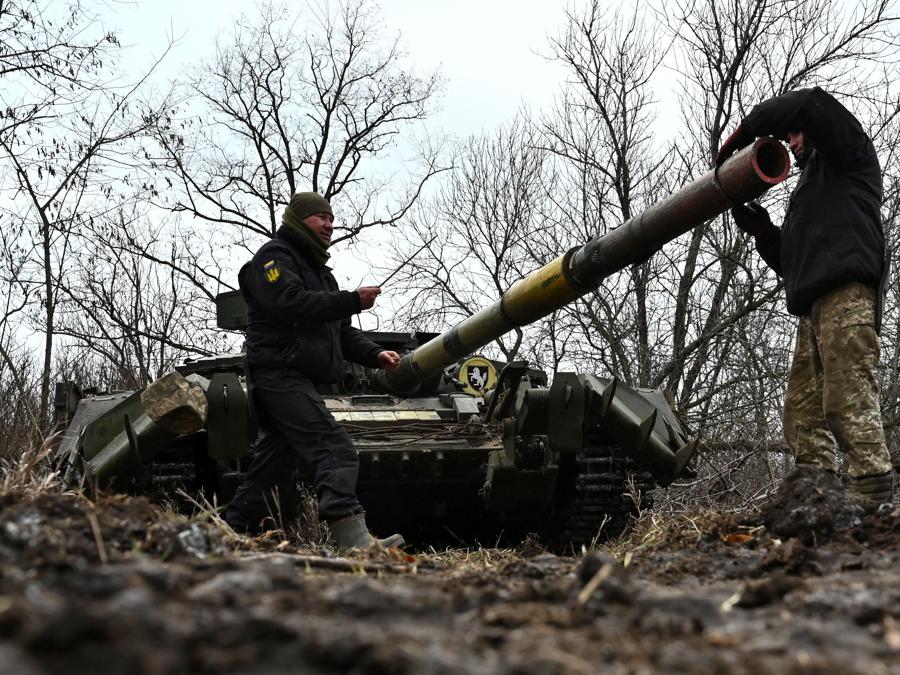 Soldati ucraini controllano un carro armato, nella regione di Zaporizhzhia (REUTERS/Stringer)