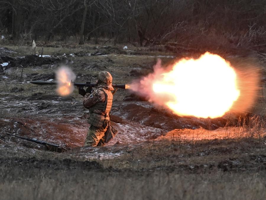 Un membro del servizio ucraino spara con un lanciagranate anticarro, nella regione di Zaporizhzhia. (REUTERS/Stringer)