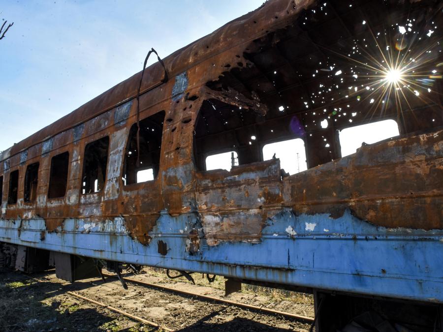 Una carrozza ferroviaria distrutta dai bombardamenti, sulla ferrovia nella città di Lyman nella regione di Donetsk, Ucraina orientale. (EPA/Oleg Petrasyuk)