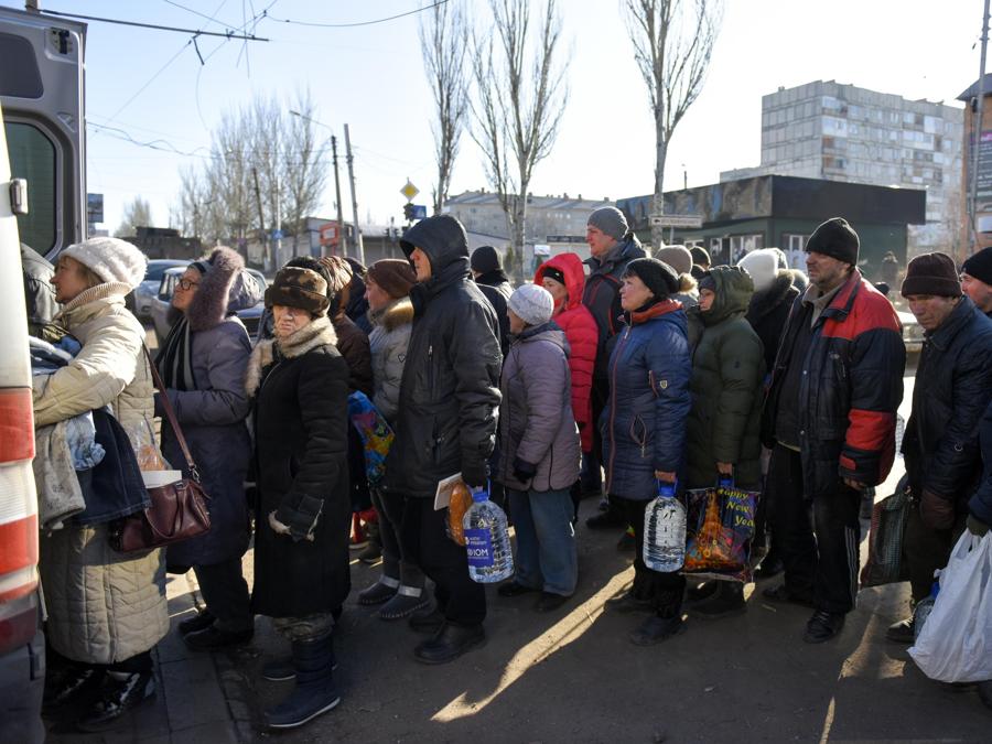 I residenti locali sono in fila per ricevere aiuti umanitari a Bakhmut, regione di Donetsk. (EPA/Oleg Petrasyuk)