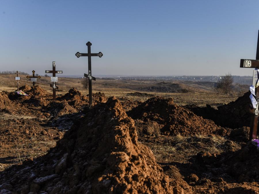 Tombe a Bakhmut, regione di Donetsk, Ucraina orientale. (EPA/Oleg Petrasyuk)