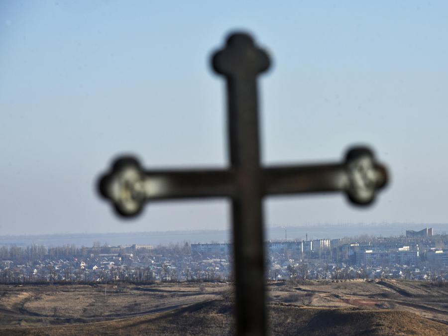 Uno scorcio della città da un cimitero a Bakhmut, regione di Donetsk, Ucraina orientale. (EPA/Oleg Petrasyuk)