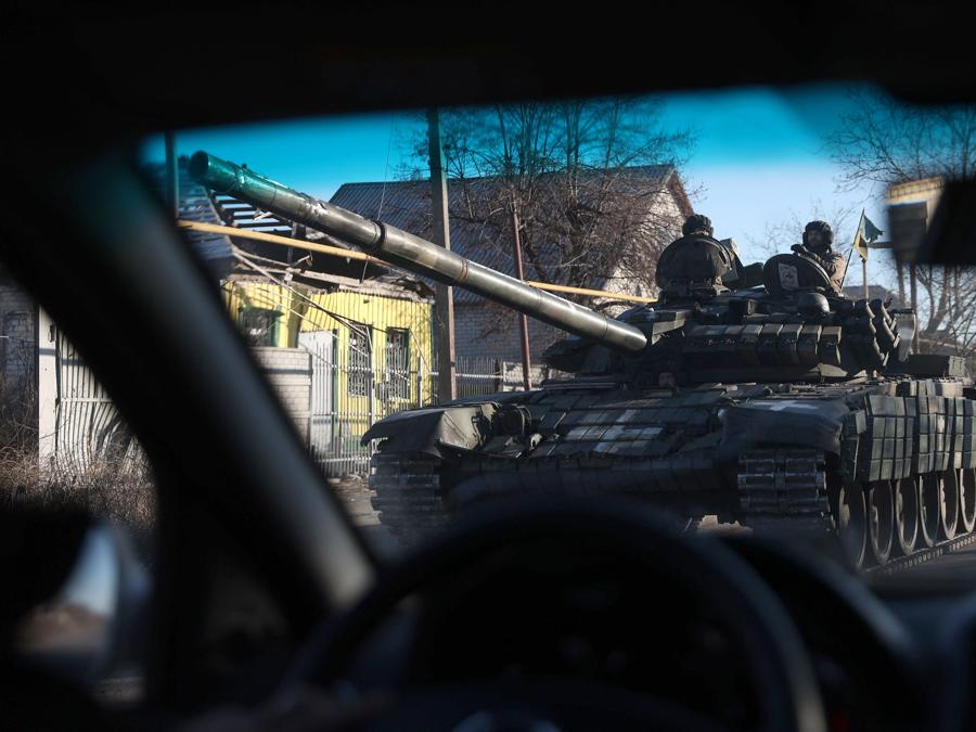 Militari ucraini guidano un carro armato  non lontano da Lyman, nella regione di Donetsk. (Photo by Anatolii Stepanov / AFP)