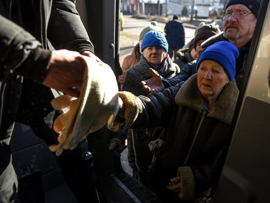 Residenti locali ricevono aiuti umanitari a Bakhmut, regione di Donetsk, Ucraina orientale. (EPA/Oleg Petrasyuk)