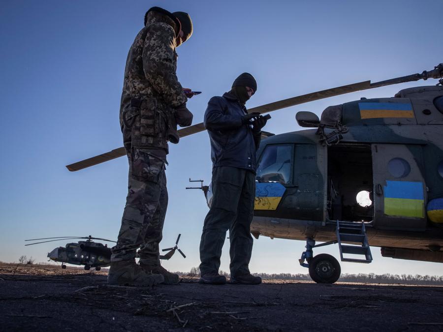 Piloti militari ucraini vicino a un elicottero,  nella regione del Donbass. (REUTERS/Oleksandr Ratushniak)