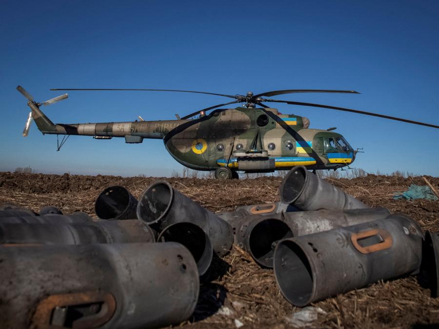 Un elicottero militare ucraino  nella regione del Donbas. (REUTERS/Oleksandr Ratushniak)