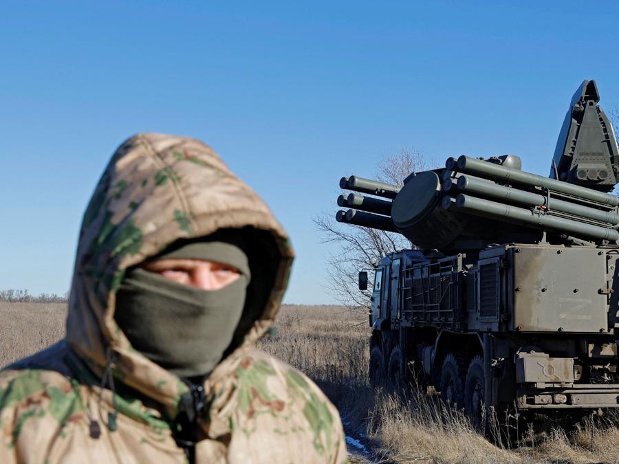 Un militare russo si trova di fronte a un sistema missilistico antiaereo nel corso del conflitto Russia-Ucraina nella regione di Luhansk. (REUTERS/Alexander Ermochenko) 