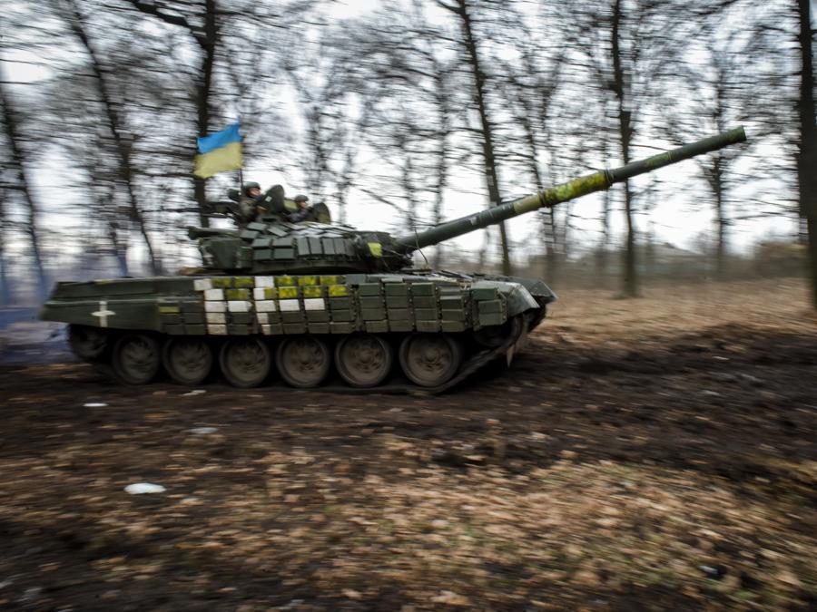 Un carro armato ucraino  manovra tra gli alberi nella regione di Donetsk. (EPA/Oleg Petrasyuk)