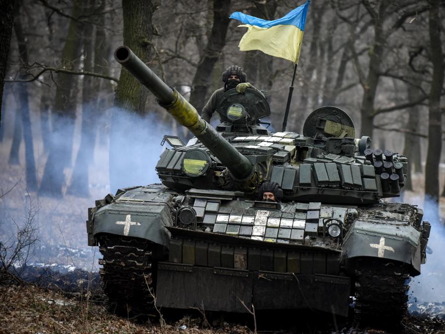 Un carro armato ucraino  manovra attraverso gli alberi nella regione di Donetsk. (EPA/Oleg Petrasyuk)