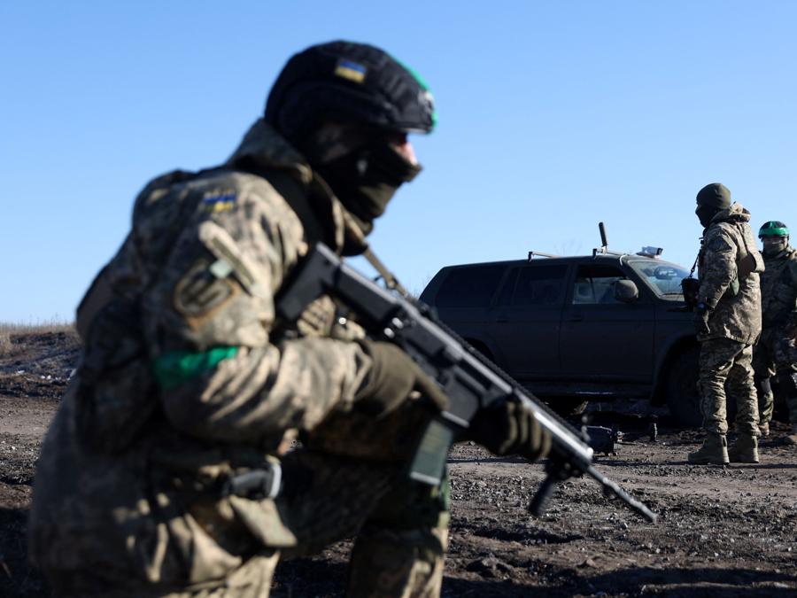 I militari ucraini lanciano un drone non lontano dalla città ucraina di Bakhmut, nella regione di Donetsk. (Photo by Anatolii Stepanov / AFP)